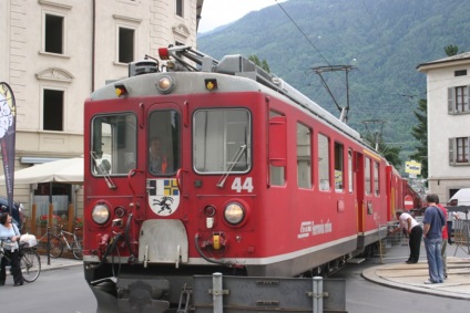Il trenino rosso transita a Madonna di Tirano