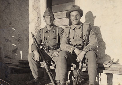 /La guardia di confine Giulio Matossi, a destra, accompagnato da un militare durante il periodo della Seconda guerra mondiale, iSTORIA • Archivi fotografici della Valposchiavo