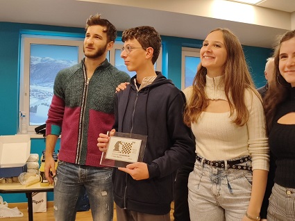 /Smatoteda 2022 Livigno - Il campione provinciale Junior Alessandro Gianatti premiato dai Manoni