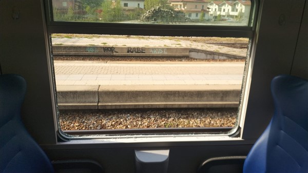 /treno milano tirano vandalizzato (7)
