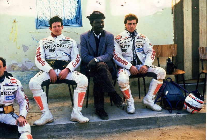 /1989 una pausa della Parigi Dakar verso la Libia Angelo Pensini con il pilota Maurizio Lucarini