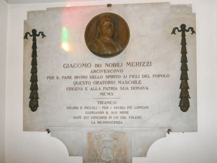 /Il benefattore Arivescovo Merizzi e la lapide in suo onore nella chiesa del Sacro Cuore