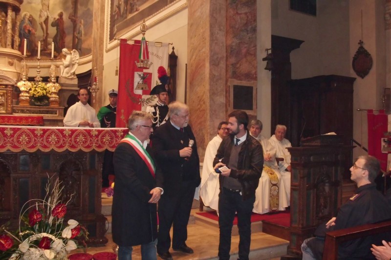 /Il nipote di Giancarlo Perego riceve nel 2013 il titolo di cittadino Benemerito a nome del nonno Giancarlo