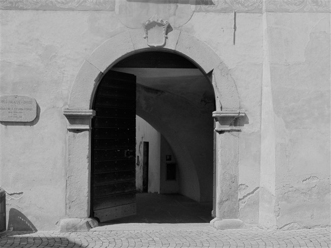 /Il portale d'ingresso di palazzo Foppoli