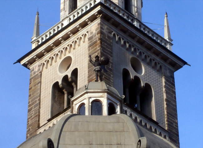 /Il San Michele sulla cupola del santuario di Tirano
