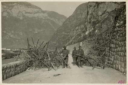 antica immagine di uno sbarramento stradale
