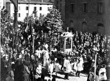 un'immagine della processione con la statua della Madonna effettuata nel 1933