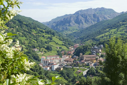 veduta di Riosa, località delle Asturie gemellata con Mazzo