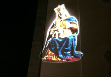 /immagine della Madonna proiettata sul Santuario