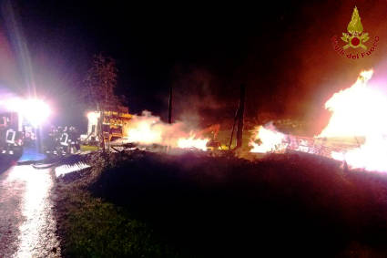 /Incendio a Sondalo: in fumo 400 quintali di legna
