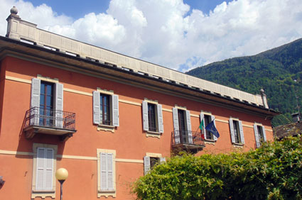 La facciata di palazzo Foppoli vista da piazzetta Trombini