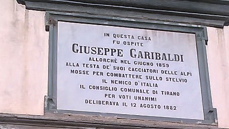 /La lapide che ricorda l'arrivo di Garibaldi a Tirano presso palazzo Salis