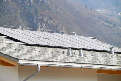 /Un ottimo esempio di pannelli solari sul tetto