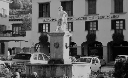 /Piazza Cavour la statua della storia la Maria Luisa