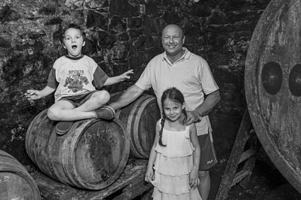 /Pietro Misani, vinaio di Brusio, con la figlia Lucia e il figlio Giovanni – Foto di Willy Spiller