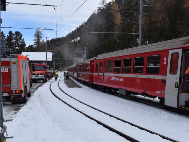 carro passeggeri della Ferrovia Retica è andato in fiamme